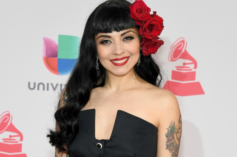 Mon Laferte colaborando con Plácido Domingo