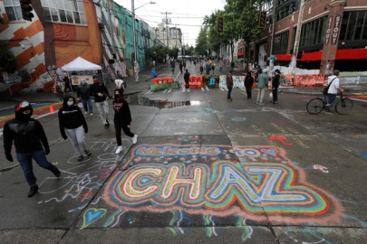 Manifestantes en Seattle se apoderan de una comisaría abandonada y la llaman “Chaz” 