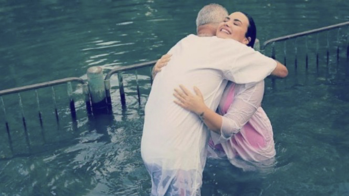 Demi Lovato es bautizada en el Río Jordán