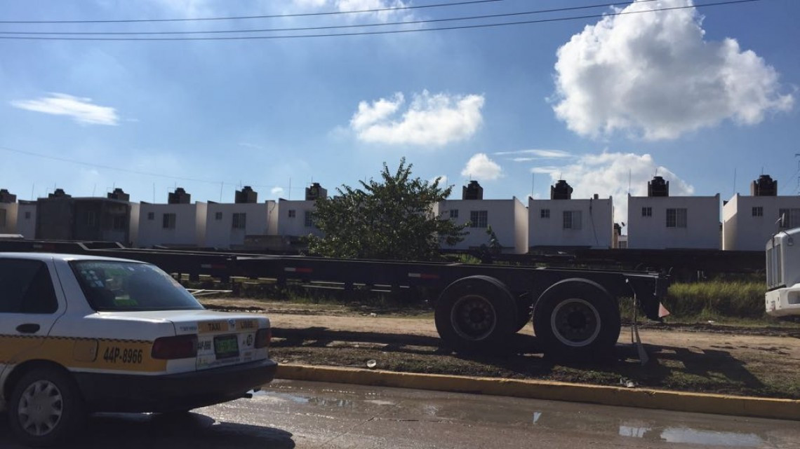 Traileros ponen en riesgo a vecinos de los fraccionamientos al introducirse con sus unidades