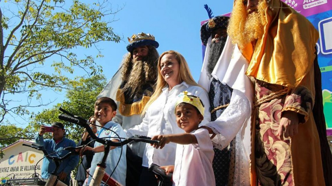 Reyes Magos visitan escuela primaria y CAIC