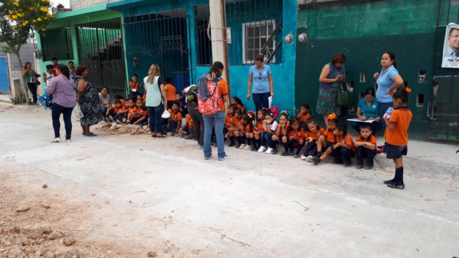 Madres de familia cierran jardín de niños, exigen destitución de directora