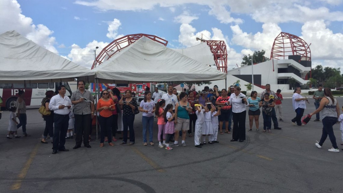 Alumnos de primaria disfrutan del eclipse solar