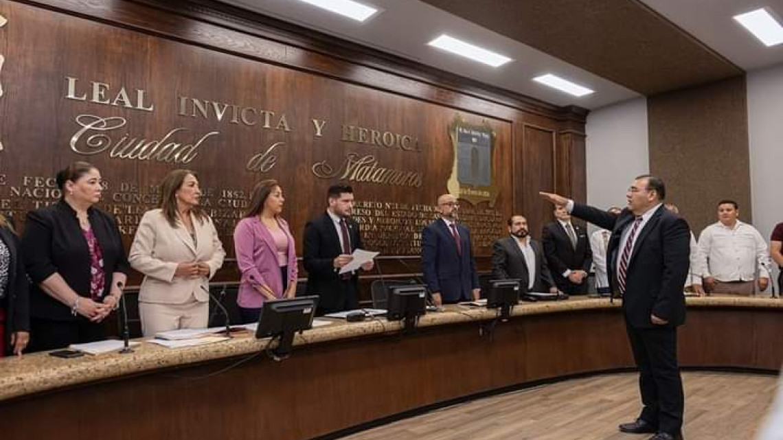 Beto Granados preside primera sesión de Cabildo con protesta de funcionarios