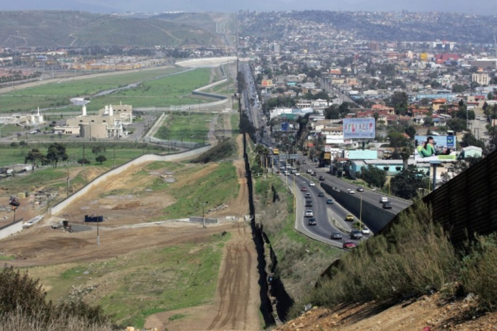 Reforzará EU con agentes y albergues frontera sur ante ola masiva de migrantes