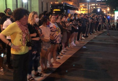 Kentucky revive el caso de otra víctima de la policía y los residentes se manifiestan 