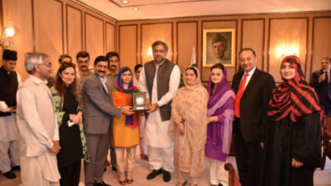 Malala pone fin a visita a Pakistán