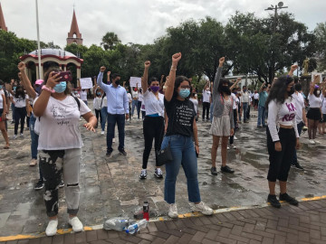 Mujeres se manifiestan frente a Presidencia Municipal de Matamoros