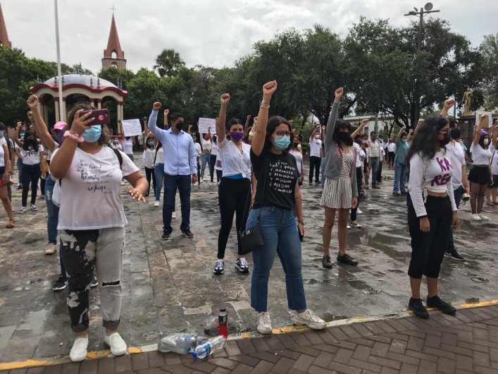 Mujeres se manifiestan frente a Presidencia Municipal de Matamoros