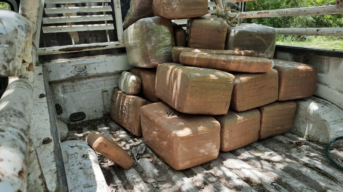 Policía Estatal aseguró 24 paquetes de diferentes tamaños que contienen marihuana, además de confiscar dos camionetas