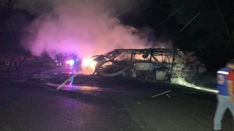 Choque entre pipa y autobús deja 15 muertos 