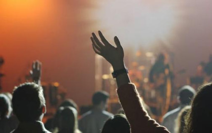 Desalojan a 500 personas de fiesta clandestina en Francia