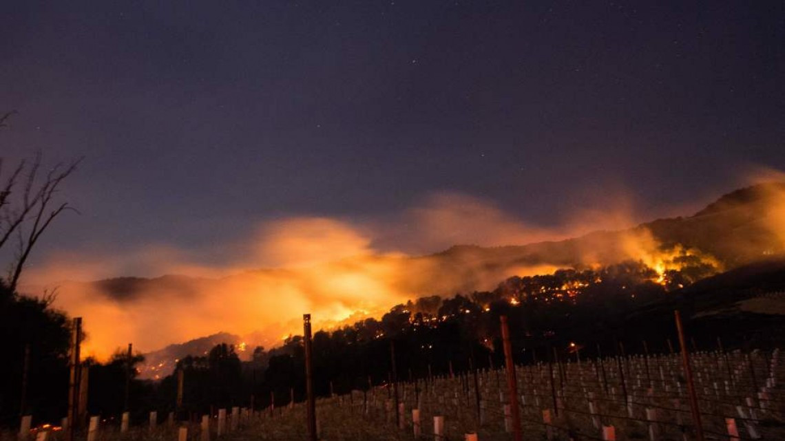 Evacuan a 20 mil civiles al norte de California por incendios 