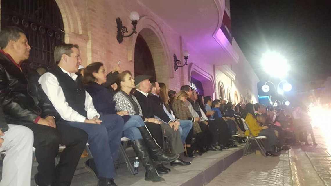 Disfrutan matamorenses de desfile y encendido de pino