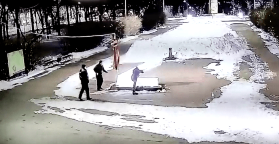 Arrestan a hombre en Rusia por destruir monumento a la letra Z