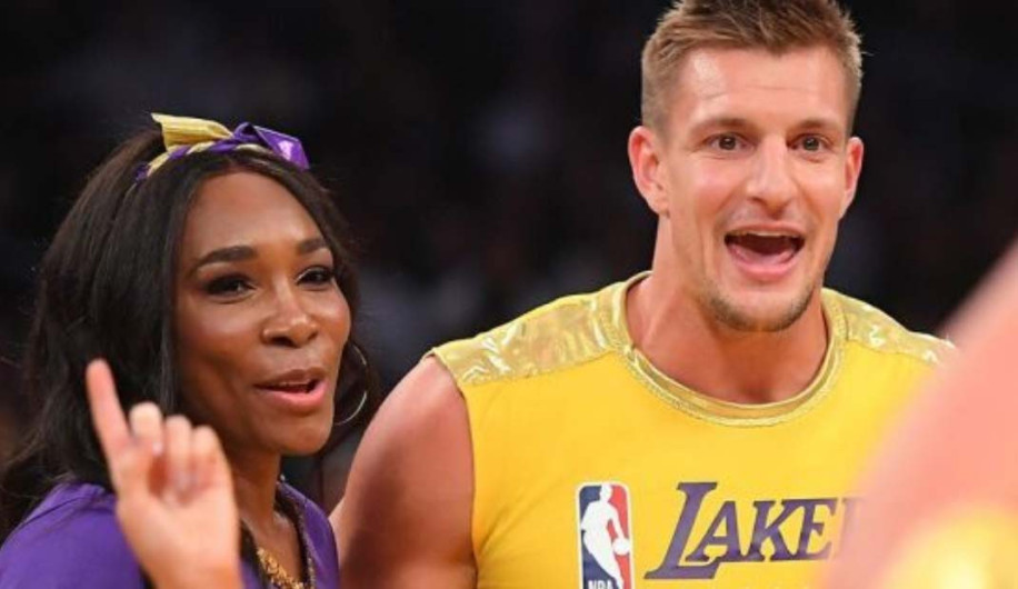 Venus Williams, James Corden y Rob Gronkowski se convierten en cheerleaders 
