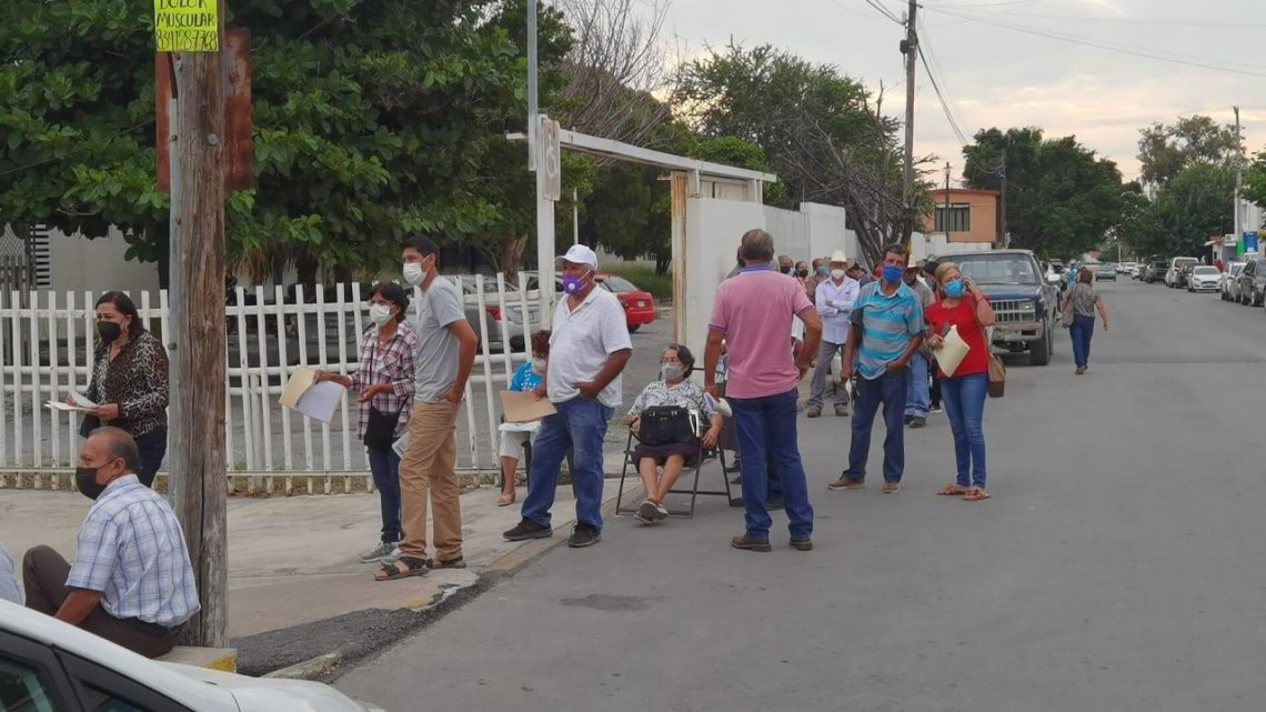 Largas filas para la incorporación al programa 65 y más  