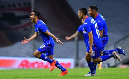 Cruz Azul golea 4-0 a Pumas y pone un pie en la final 