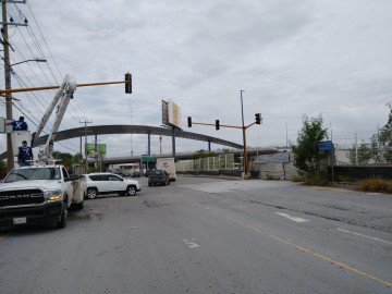 Rehabilita Municipio semáforos y alumbrado averiados por Hanna