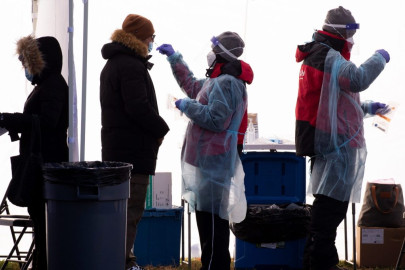 Pese a los fallecimientos, ómicron comienza a ceder en Estados Unidos