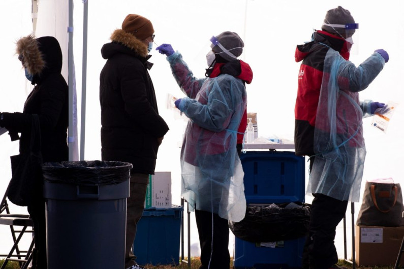 Pese a los fallecimientos, ómicron comienza a ceder en Estados Unidos