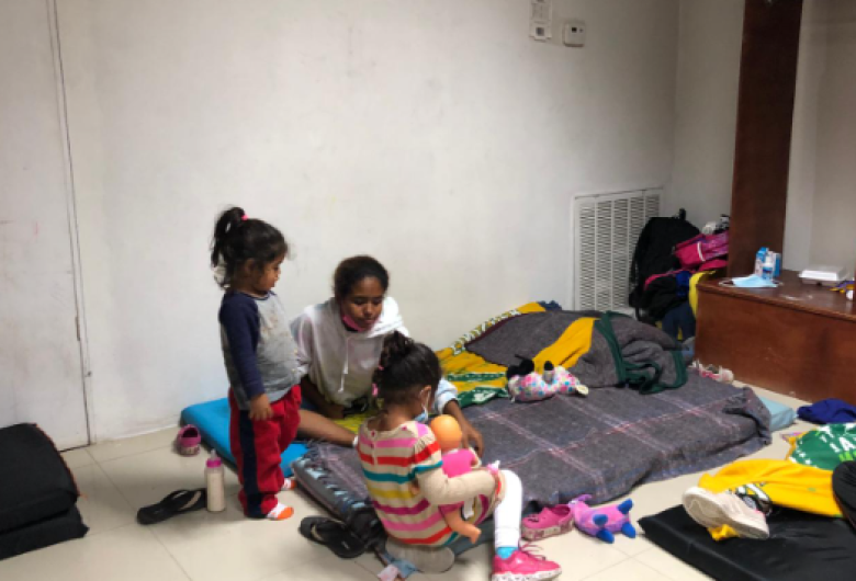 Se refugian migrantes en Polideportivo