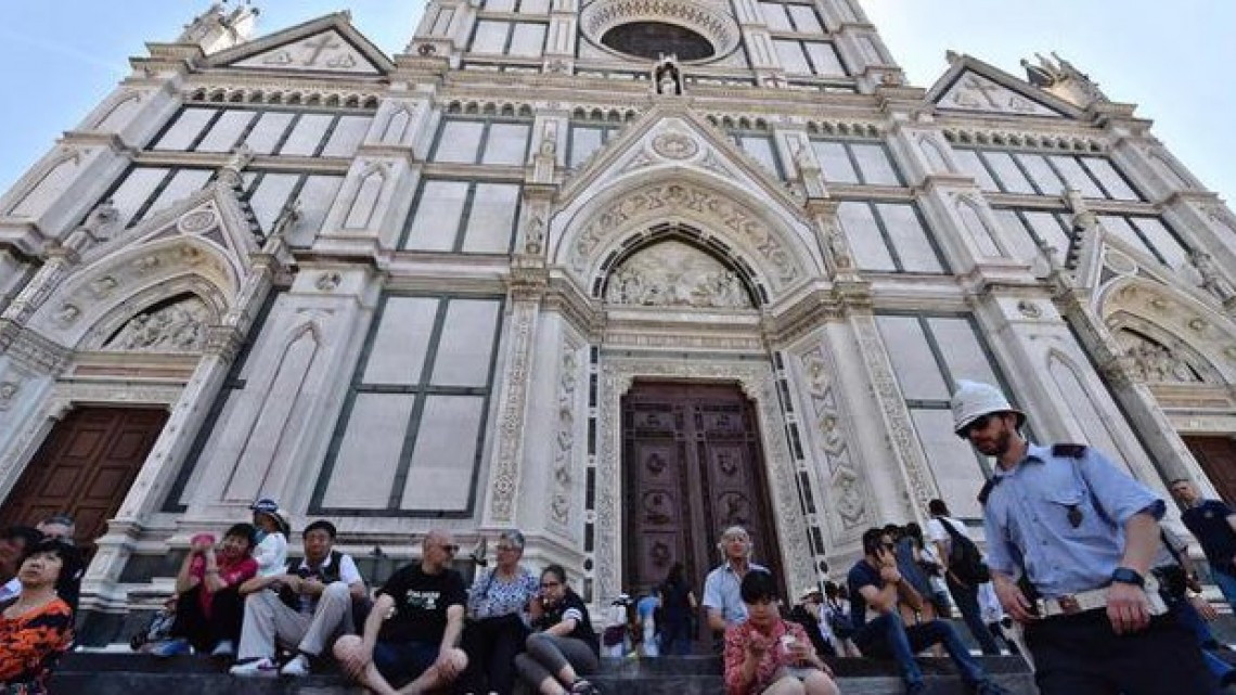 Fallece turista tras caerle parte del techo de una basílica de Florencia 