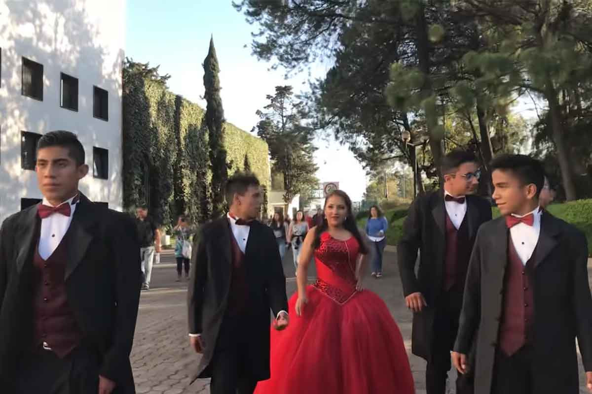 Sorprende quinceañera con sus fotos en Los Pinos