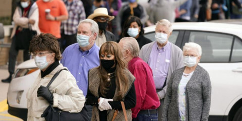 Abbott no pedirá uso obligatorio de cubrebocas pese a aumento de casos de COVID-19