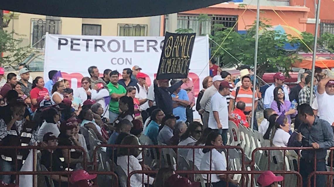 Promete López Obrador mayores oportunidades laborales y de educación para los jóvenes