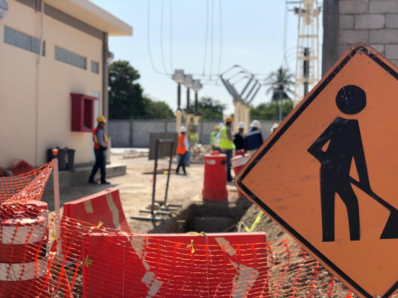 Vecinos del fraccionamiento Villas del mar bloquean accesos a trabajadores de la CFE