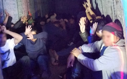 Rescatan a 63 migrantes escondidos en un remolque  en Laredo 