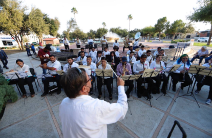 Disfrutan neolaredenses música en vivo en la plaza Primero de Mayo 