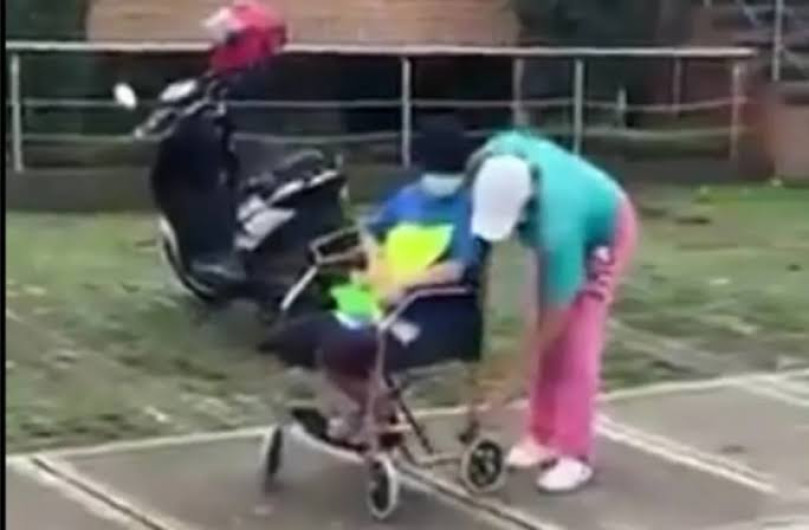 Finge discapacidad vendando a su hija y pedir limosna