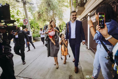 Jorge Álvarez Máynez acude a votar junto a su familia