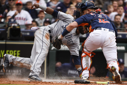 Astros vence a Padres 4-1 