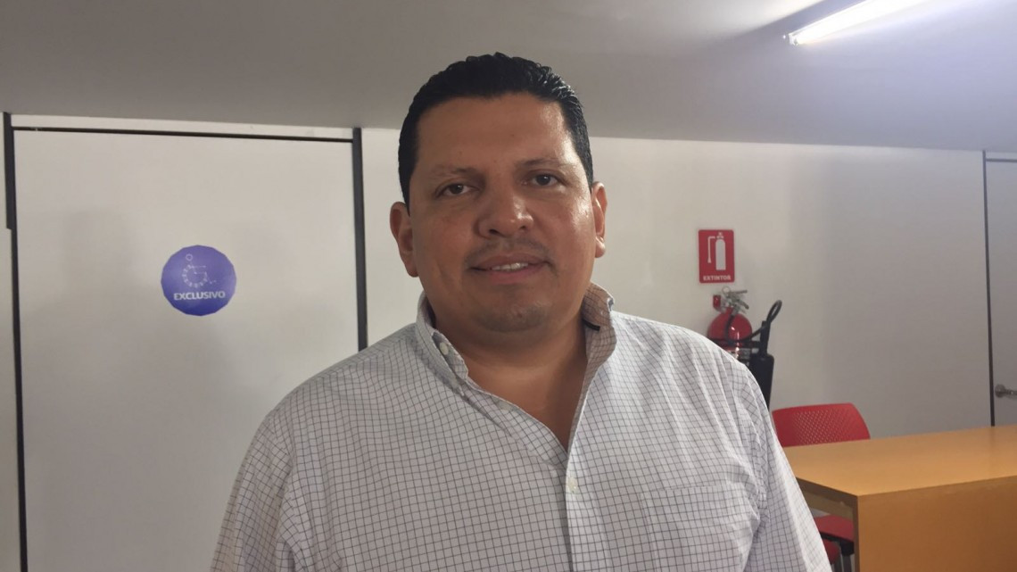 Reparten 400 chalecos reflejantes a ciclistas