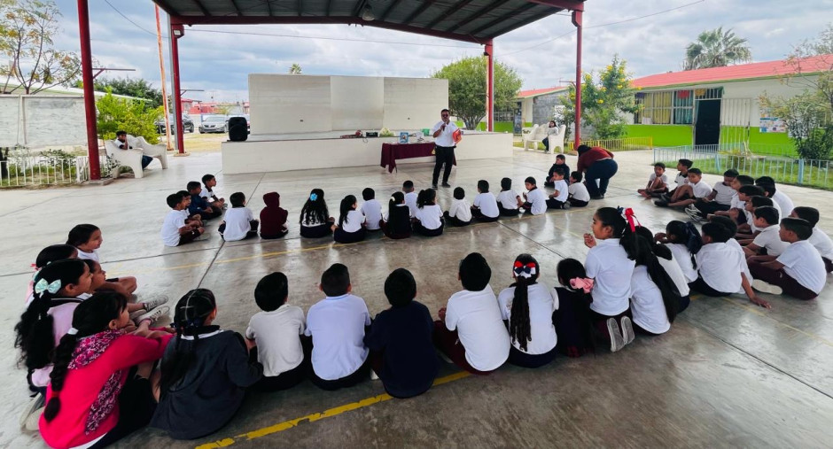 Lleva Gobierno Municipal biblioteca itinerante a estudiantes de primaria 