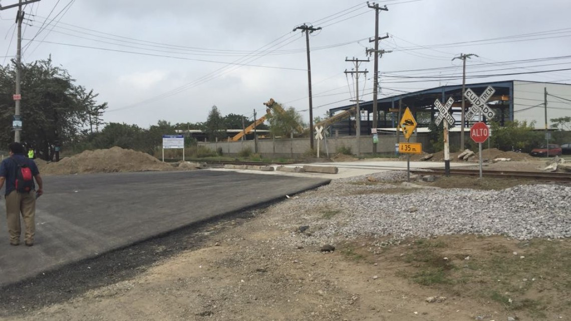 Rehabilitan cruces del ferrocarril.