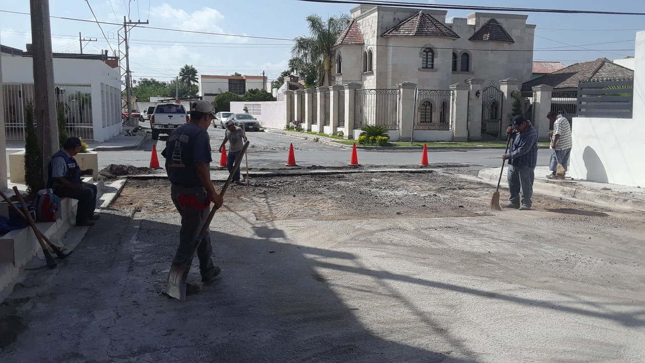 Reparan cuadrillas municipales asfalto en Fuentes Lomas