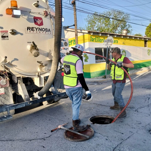 Continúa COMAPA con labores de limpieza en la red sanitaria durante el fin de semana