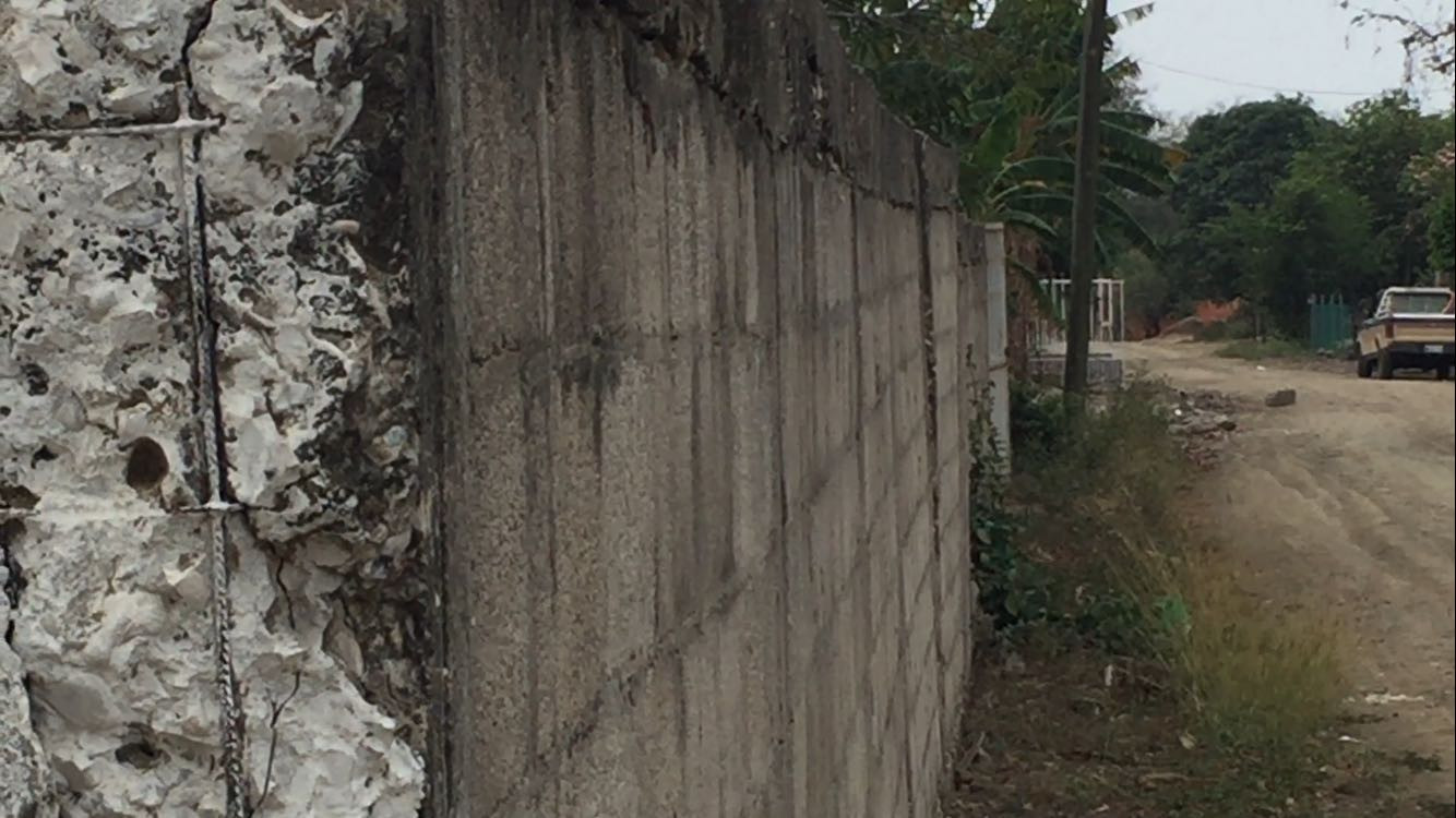 Barda sin cimientos en riesgo de caer sobre estudiantes