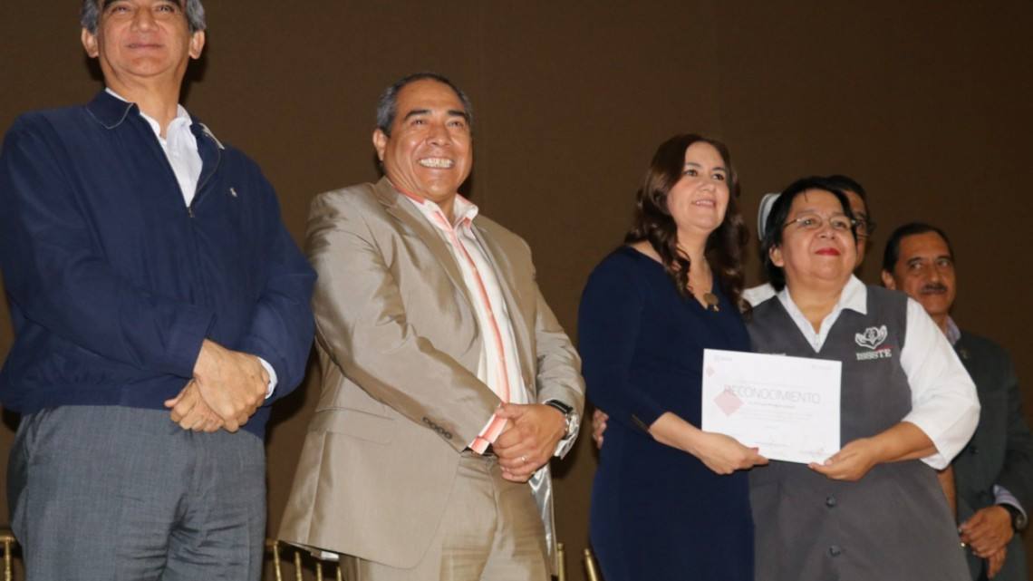 Gobierno de Mario López rinde homenaje a enfermeras y enfermeros de Matamoros