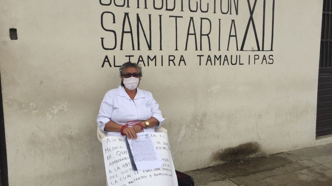 Peculiar protesta de empleada contra el jefe de la jurisdicción número 12