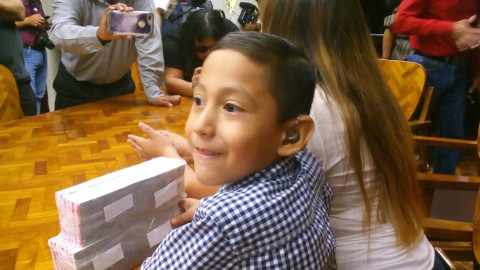 Campaña de apoyo para que el pequeño Elías pueda escuchar