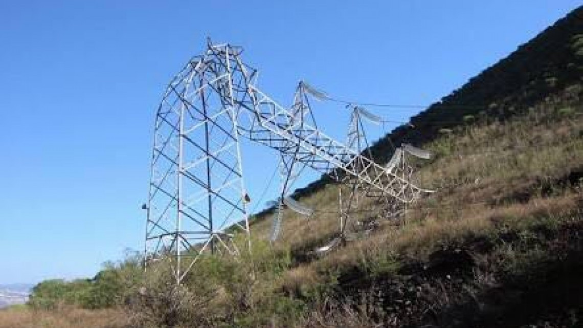 Tornado tira torre y deja sin electricidad a la frontera