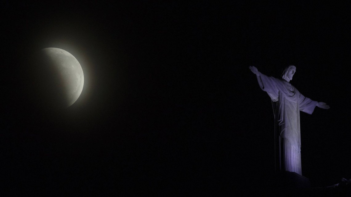 La "Superluna de sangre de lobo" en fotos
