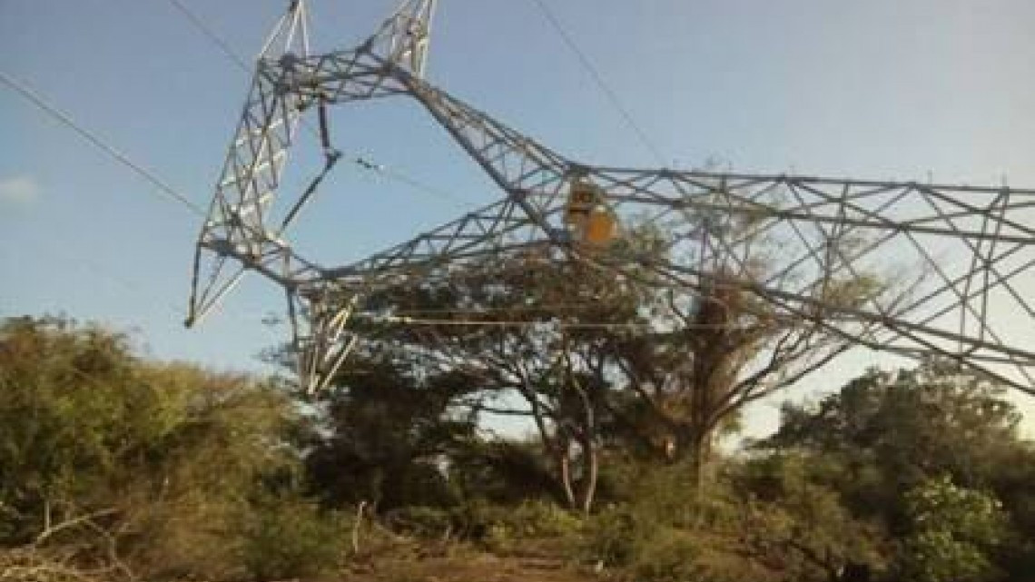 Tornado tira torre y deja sin electricidad a la frontera