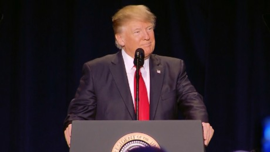 Trump firma dos decretos para beneficio de la comercialización