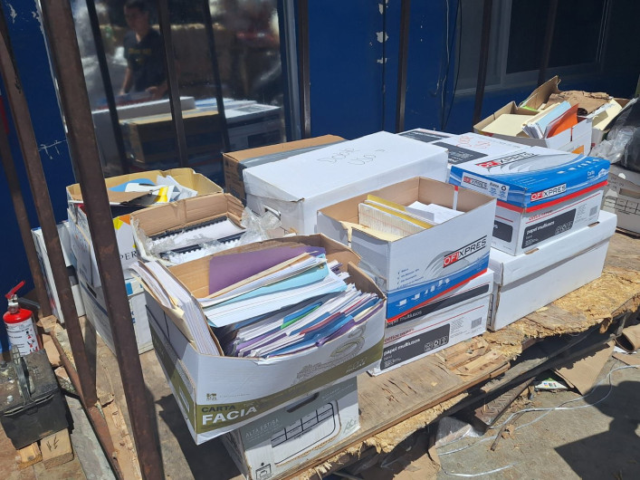 Reciclan libros para ayudar